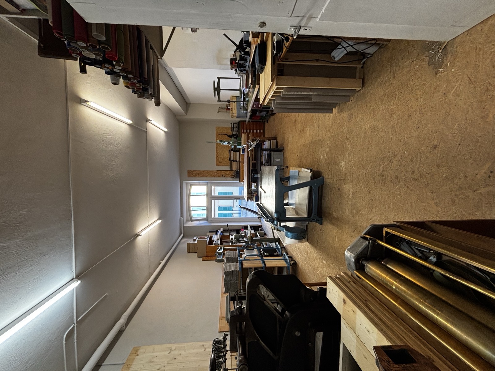 Intérieur de l'atelier Page à Page – presses, outils et matériaux de reliure