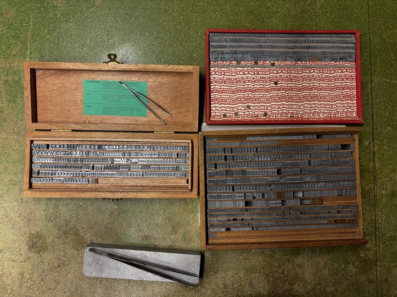 Caractères et outils de dorure à chaud – atelier Page à Page