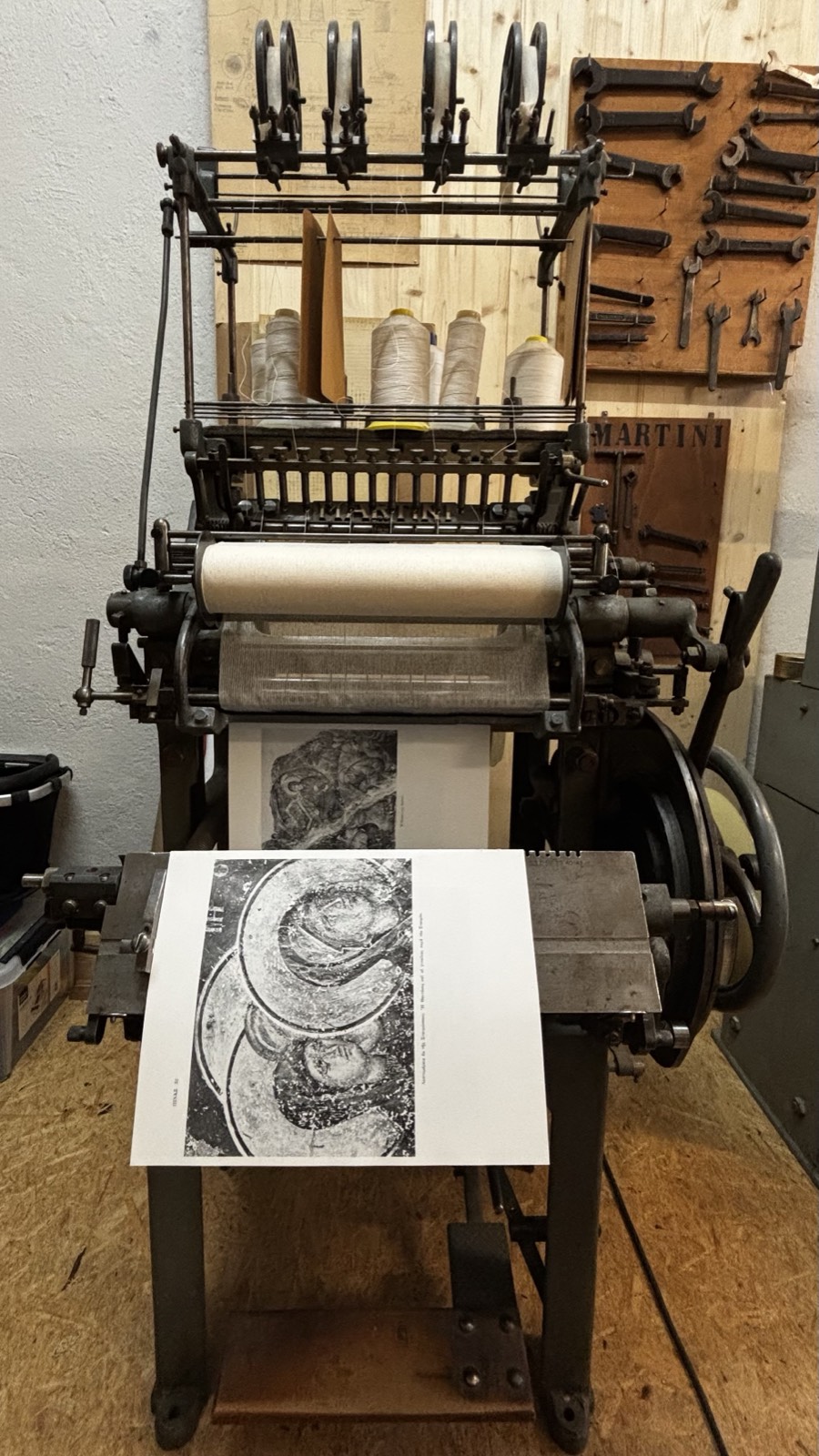 Machine à coudre de reliure à l'atelier Page à Page