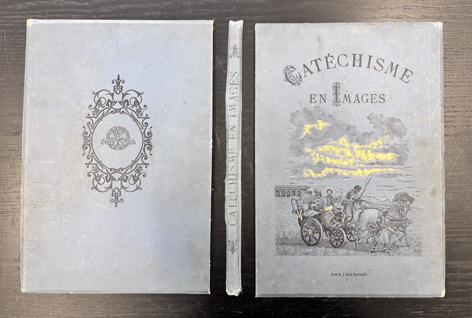 Restauration d'un livre ancien – geste délicat de relieuse